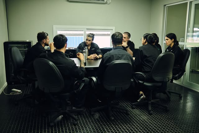 El presente de Dignos Company se construye todos los días. En cada espacio de trabajo, en cada proceso, en cada detalle y en cada decisión, seguimos materializando una visión que nació hace años y que hoy continúa tomando forma. Nuestra fábrica repre