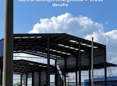 Hace 6 años fabricar anteojos en Argentina era casi imposible. Plazos de entrega que no se cumplían. Insumos difíciles de conseguir. Problemas de calidad. Packaging informal. Poca profesionalización. Escalar en esas condiciones era casi imposible. En