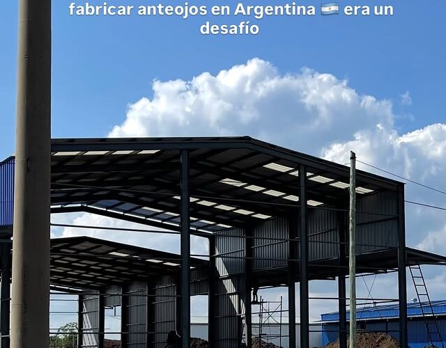 Hace 6 años fabricar anteojos en Argentina era casi imposible. Plazos de entrega que no se cumplían. Insumos difíciles de conseguir. Problemas de calidad. Packaging informal. Poca profesionalización. Escalar en esas condiciones era casi imposible. En