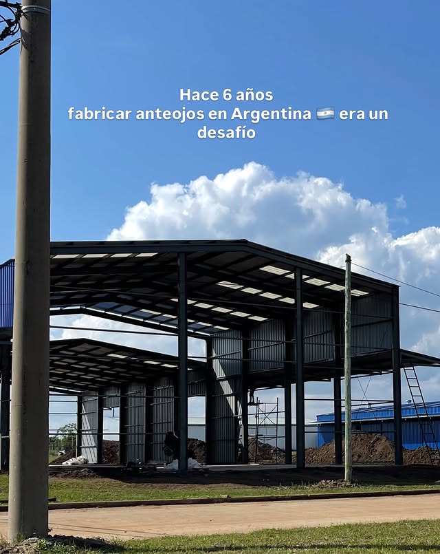 Hace 6 años fabricar anteojos en Argentina era casi imposible.
Plazos de entrega que no se cumplían.
Insumos difíciles de conseguir.
Problemas de calidad.
Packaging informal.
Poca profesionalización.
Escalar en esas condiciones era casi imposible.
En